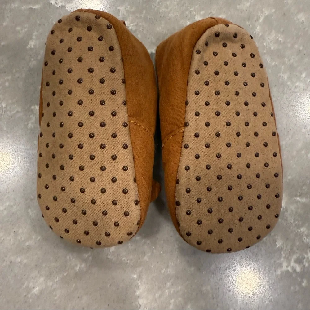 Old Navy Tan Faux Fur Lined Bow Slippers 3-6M EUC